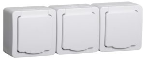 Iek germes plus Бел Розетка 3 мест. 6мод. в сборе с корпусом с З/К откр. уст ки16А 220 250В с крышко